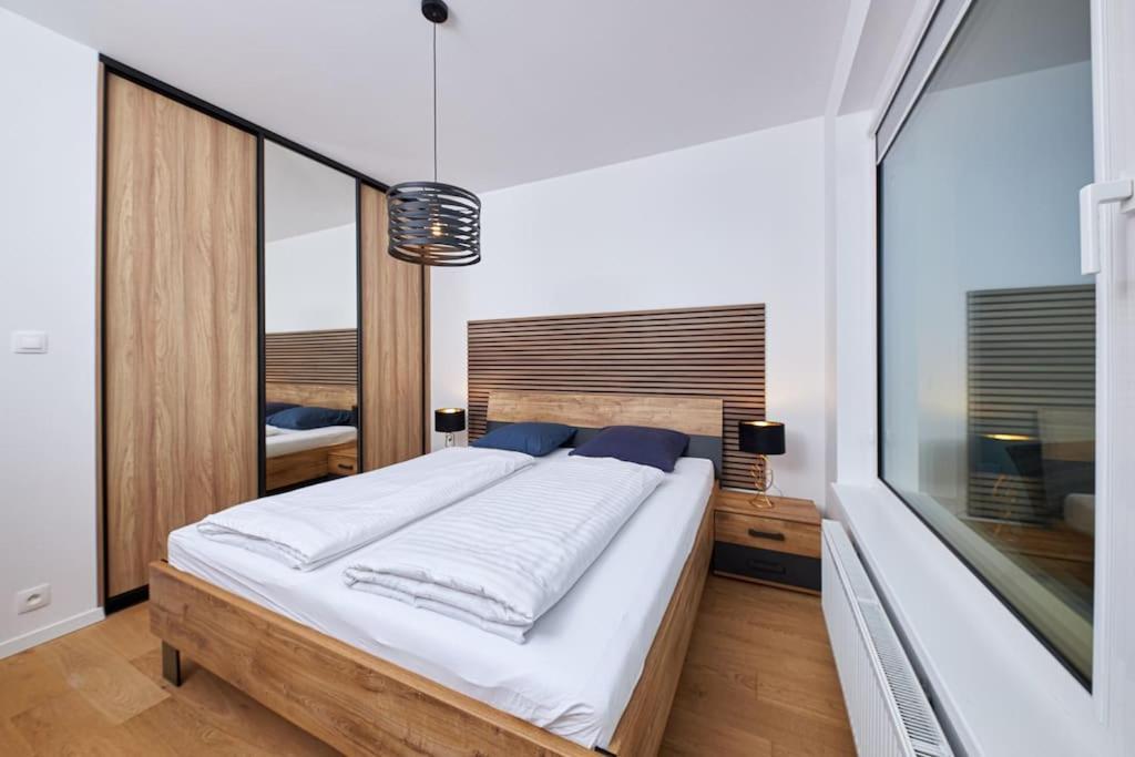 Апартаменты 5Min2Centre, View & Free Parking Братислава Экстерьер фото